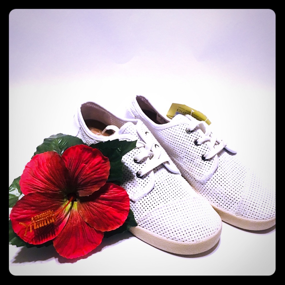 Toms White Canvas Perforated Women’s Shoes Size 6